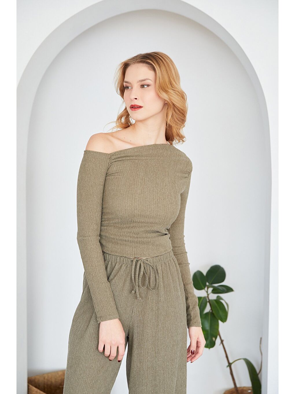 Haki Bürümcük Kumaş Drapeli Kayık Yaka Bluz