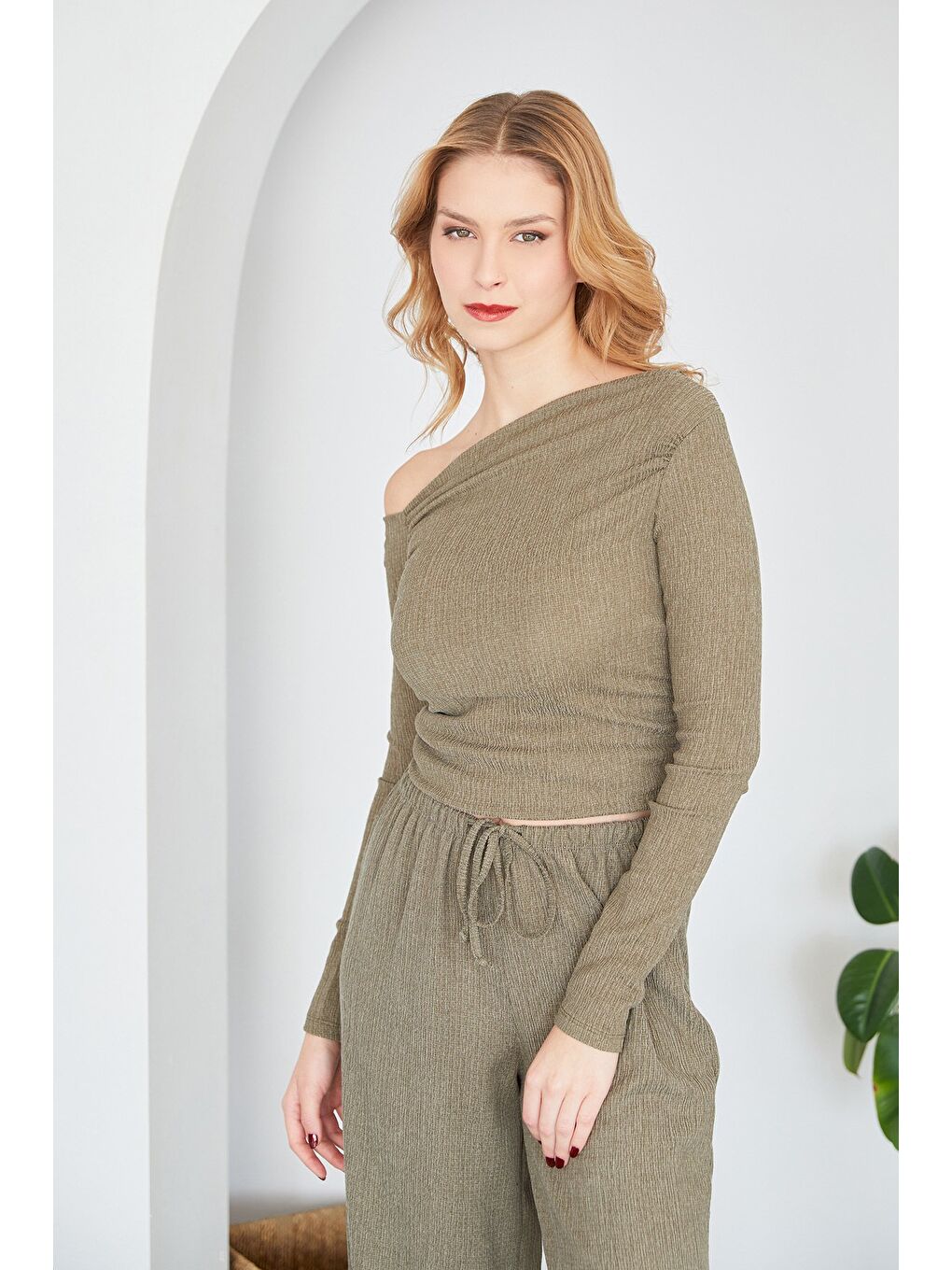 Haki Bürümcük Kumaş Drapeli Kayık Yaka Bluz-2