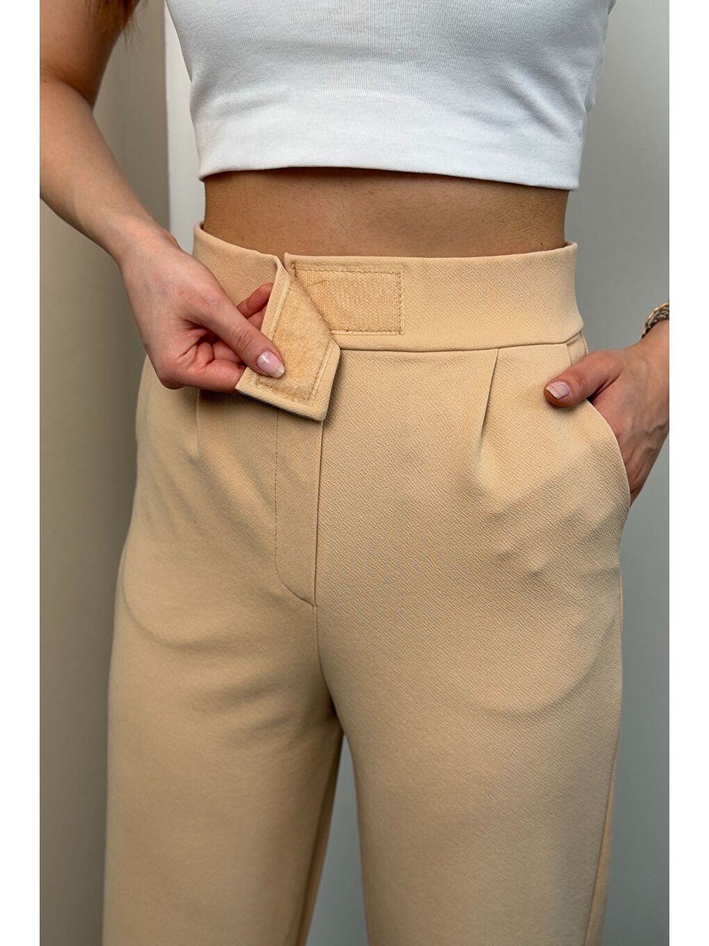 Kadın Yüksek Bel Cırt Kapama Beli Lastikli Fermuarlı Cepli Elastanlı Bej Palazzo Pantolon-4