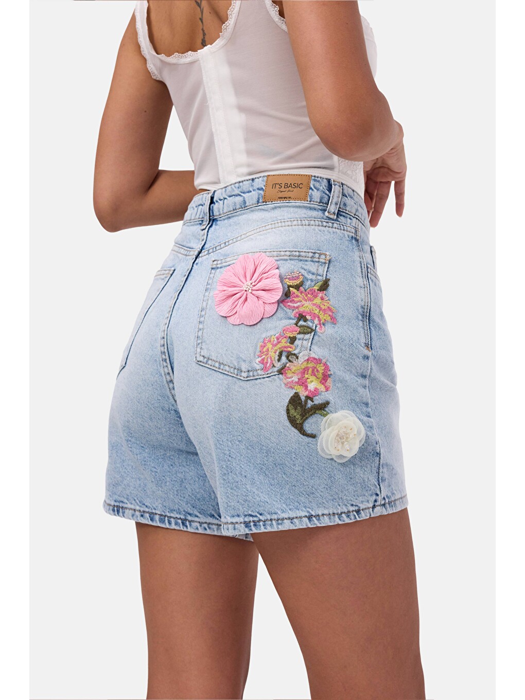 Kadın Mavi 4s6-3 Mom Relax Gül ve Nakış Detaylı Özel Tasarım Denim Şort-1