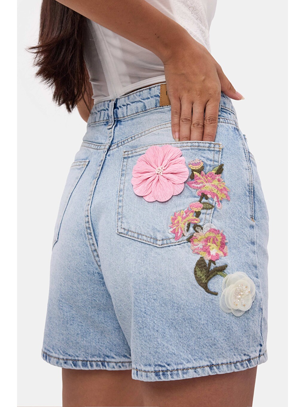 Kadın Mavi 4s6-3 Mom Relax Gül ve Nakış Detaylı Özel Tasarım Denim Şort-3