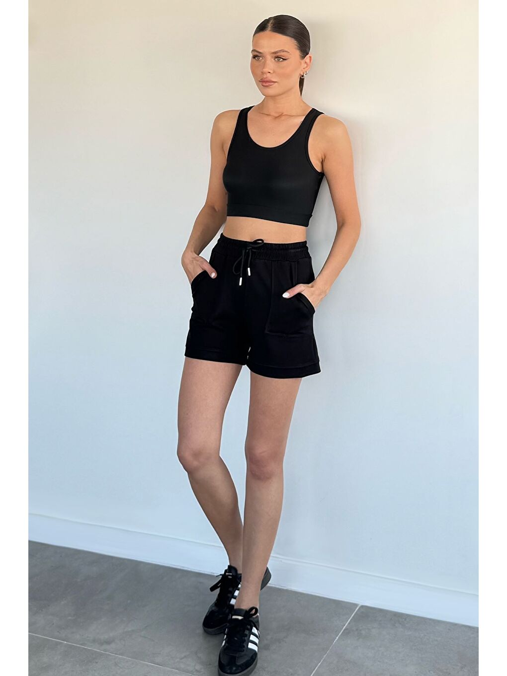 Siyah Kadın Bel Lastikli Modal Kumaş Şort-1