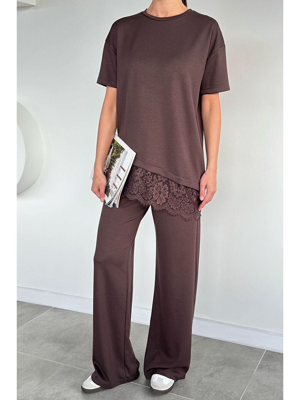 Kahverengi Kadın Asimetrik Kesim Dantel Detaylı Bluz Bel Lastikli Pantolon İkili Takım-1