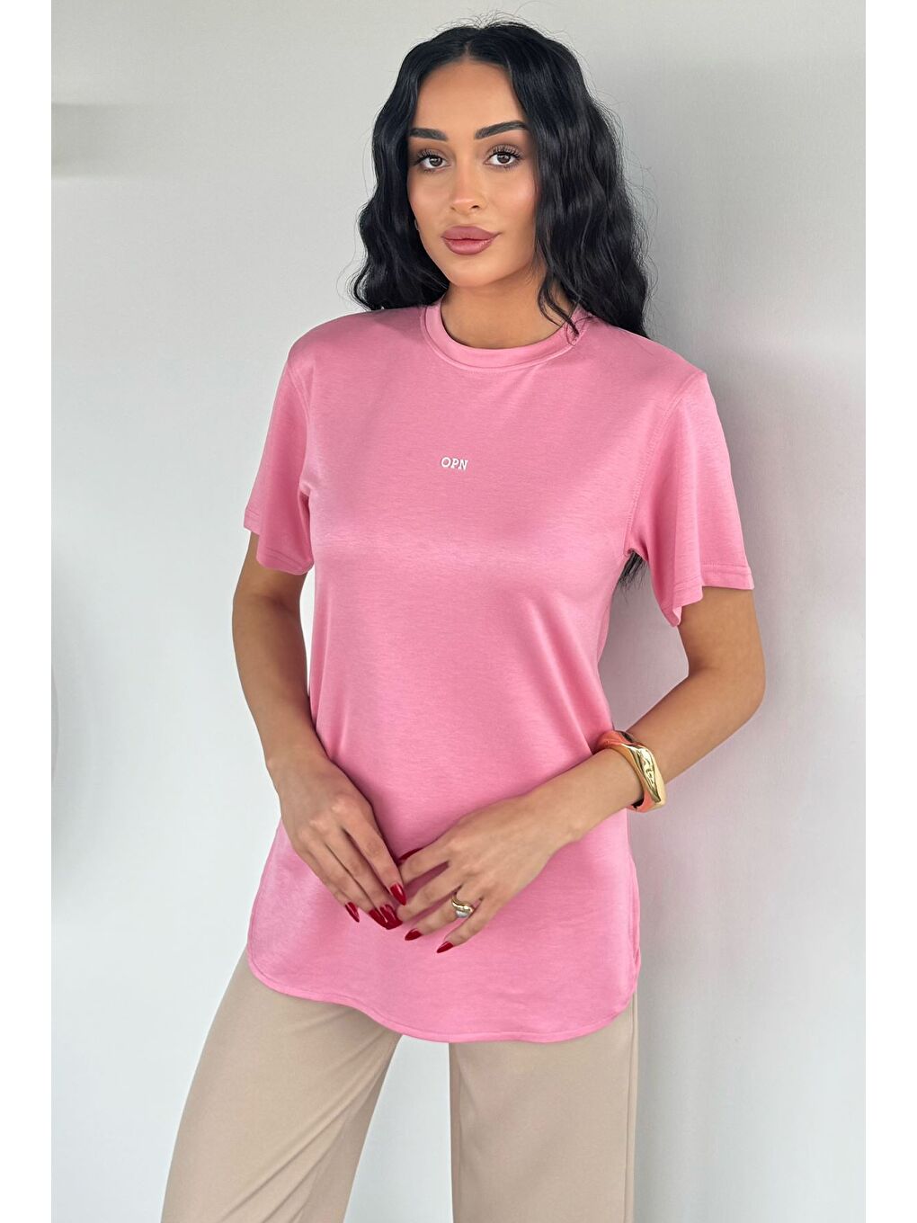 Pembe Yan Yırtmaçlı Kadın Tişört-1