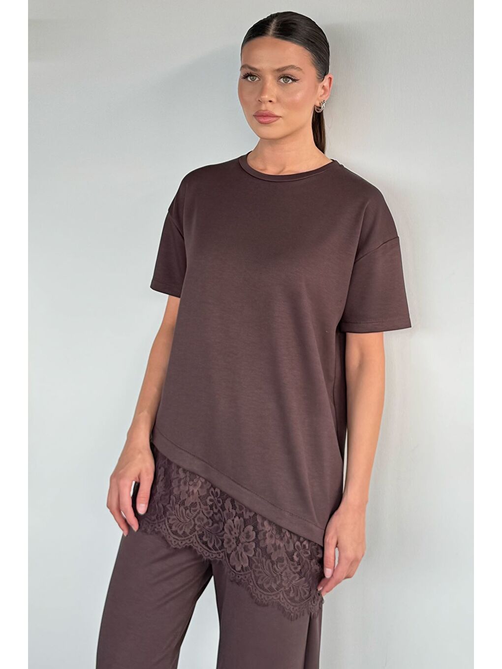 Kahverengi Kadın Asimetrik Kesim Dantel Detaylı Bluz Bel Lastikli Pantolon İkili Takım-2