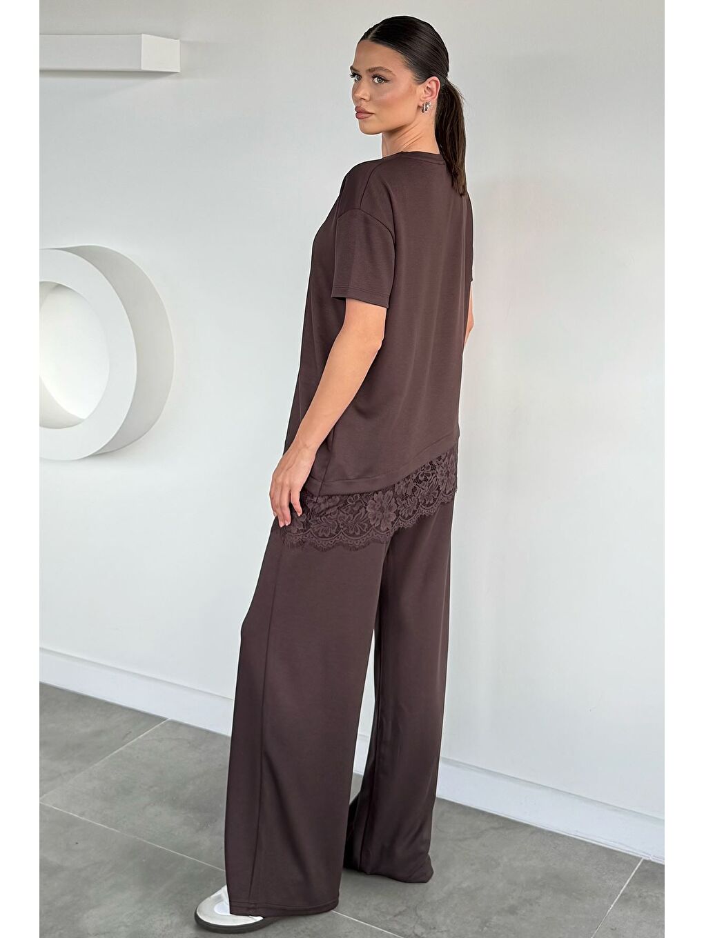 Kahverengi Kadın Asimetrik Kesim Dantel Detaylı Bluz Bel Lastikli Pantolon İkili Takım-3