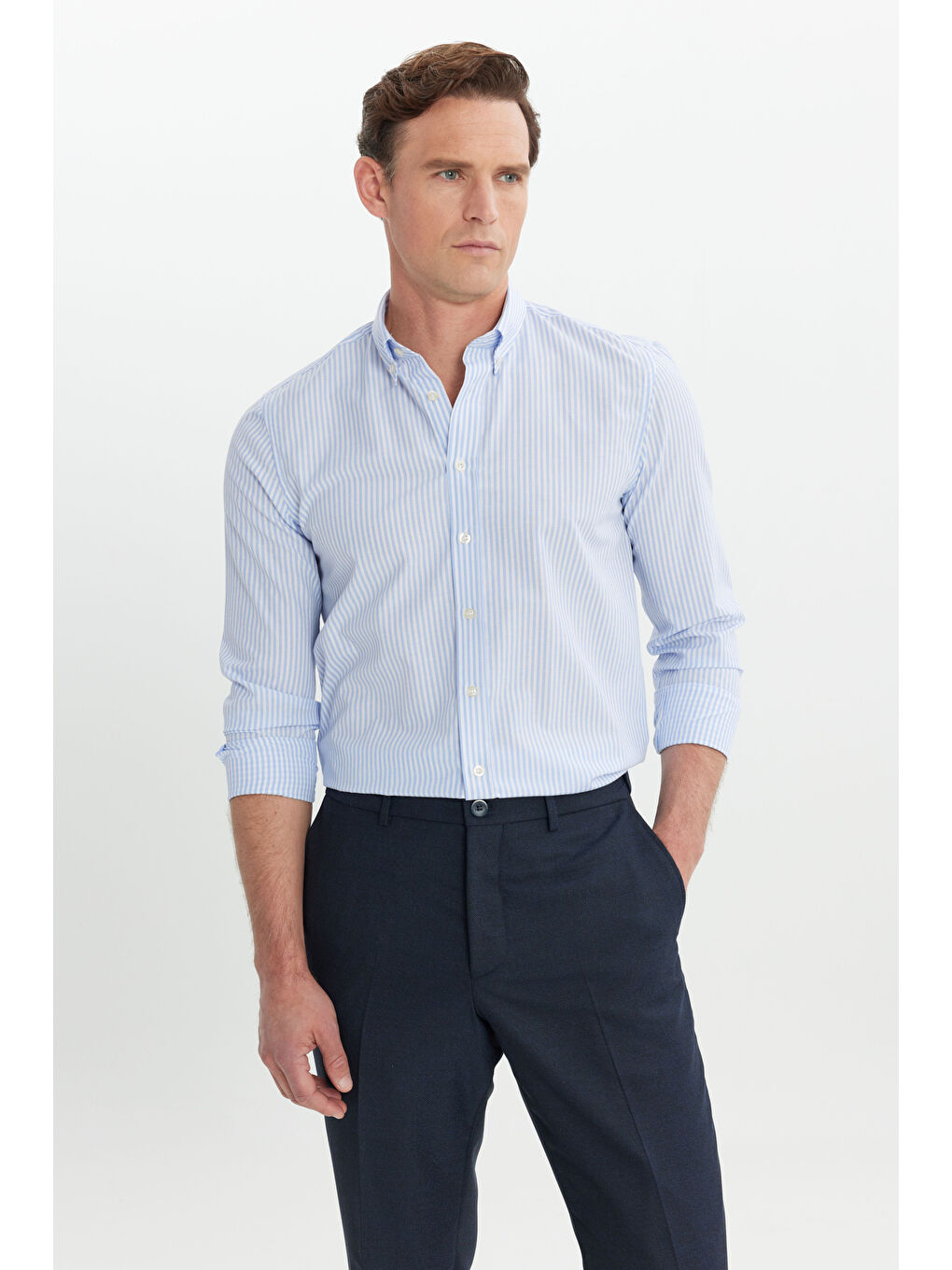 Erkek Beyaz-Açık Mavi Pamuklu Slim Fit Dar Kesim Düğmeli Gömlek Yaka Çizgili Gömlek