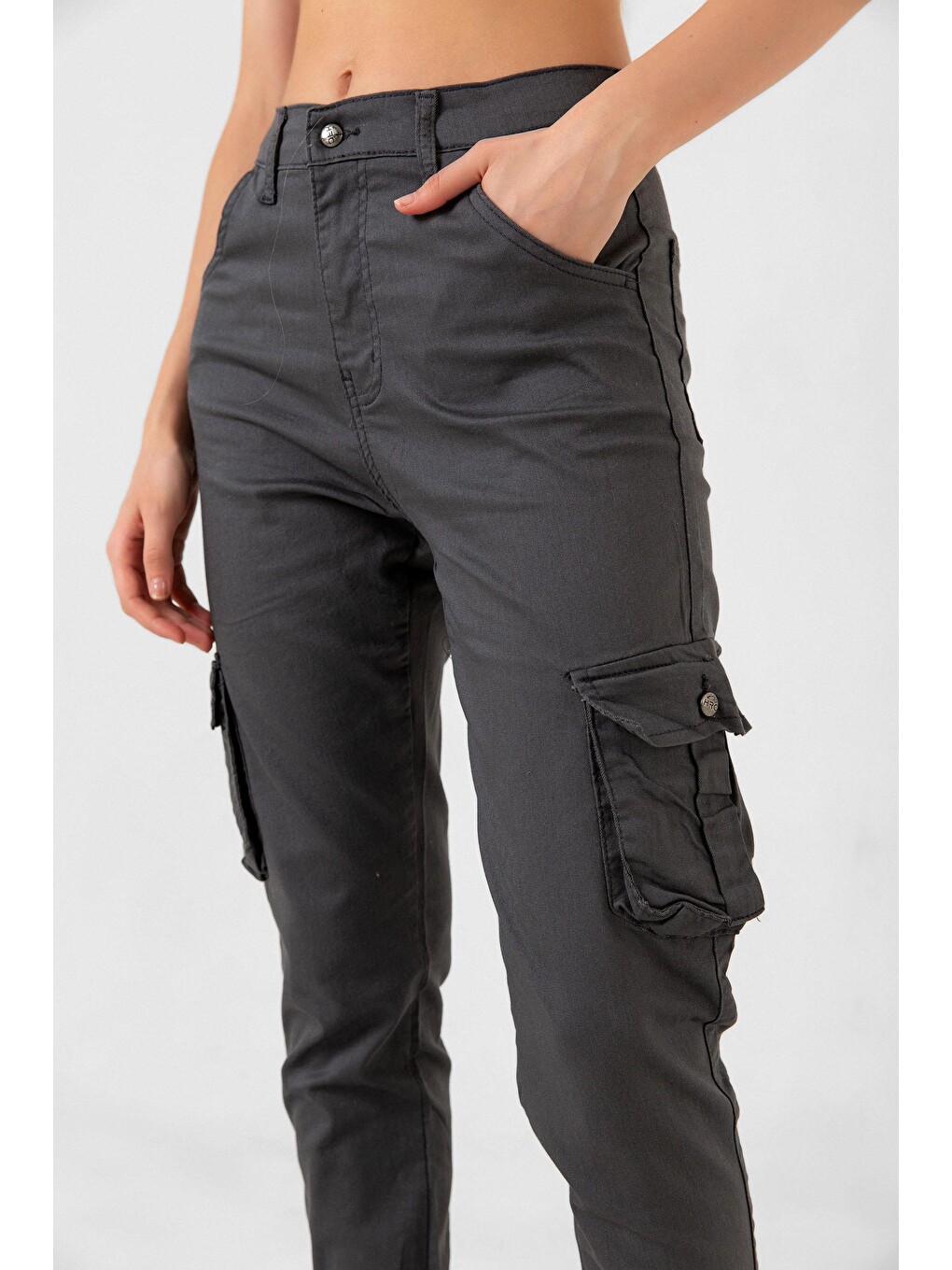 Gri Jogger Rahat Kalıp Paça Lastikli Kargo Cepli Gabardin Kadın Pantolon-3