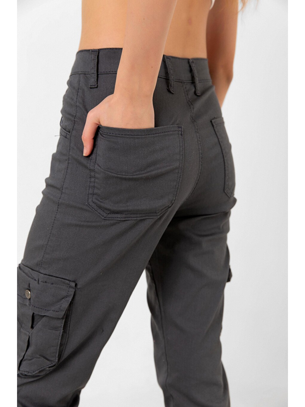 Gri Jogger Rahat Kalıp Paça Lastikli Kargo Cepli Gabardin Kadın Pantolon-4