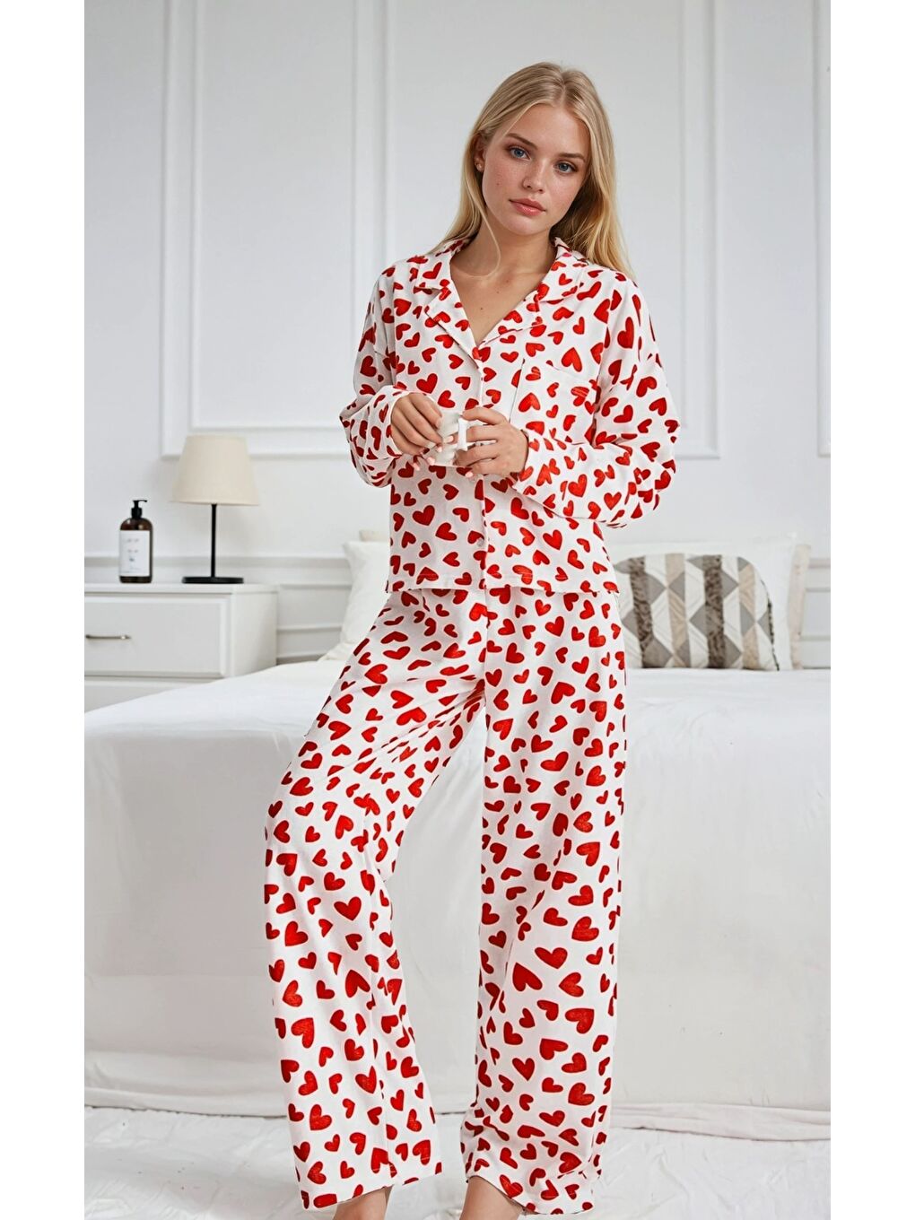 Beyaz Üzeri Kırmızı Kalp Desenli Düğmeli Pijama Takımı