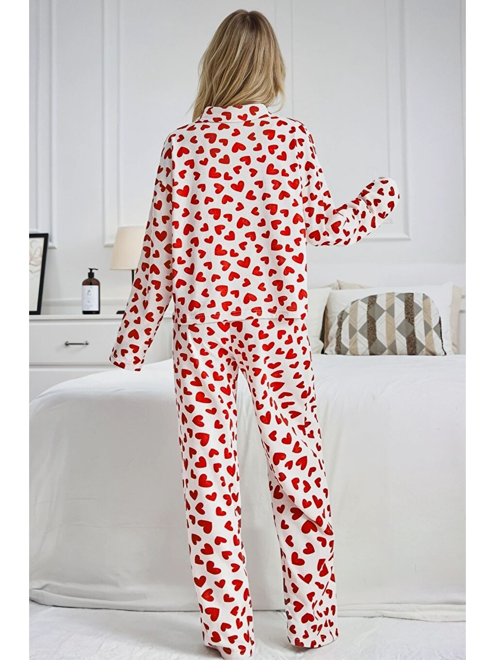 Beyaz Üzeri Kırmızı Kalp Desenli Düğmeli Pijama Takımı-1