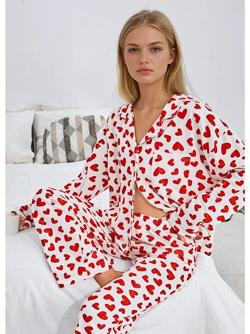 Beyaz Üzeri Kırmızı Kalp Desenli Düğmeli Pijama Takımı-2