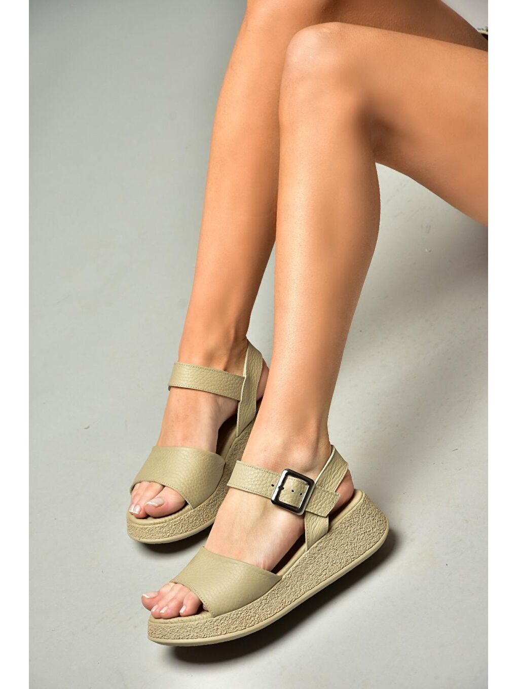 P5550502 Bej Kadın Sandalet