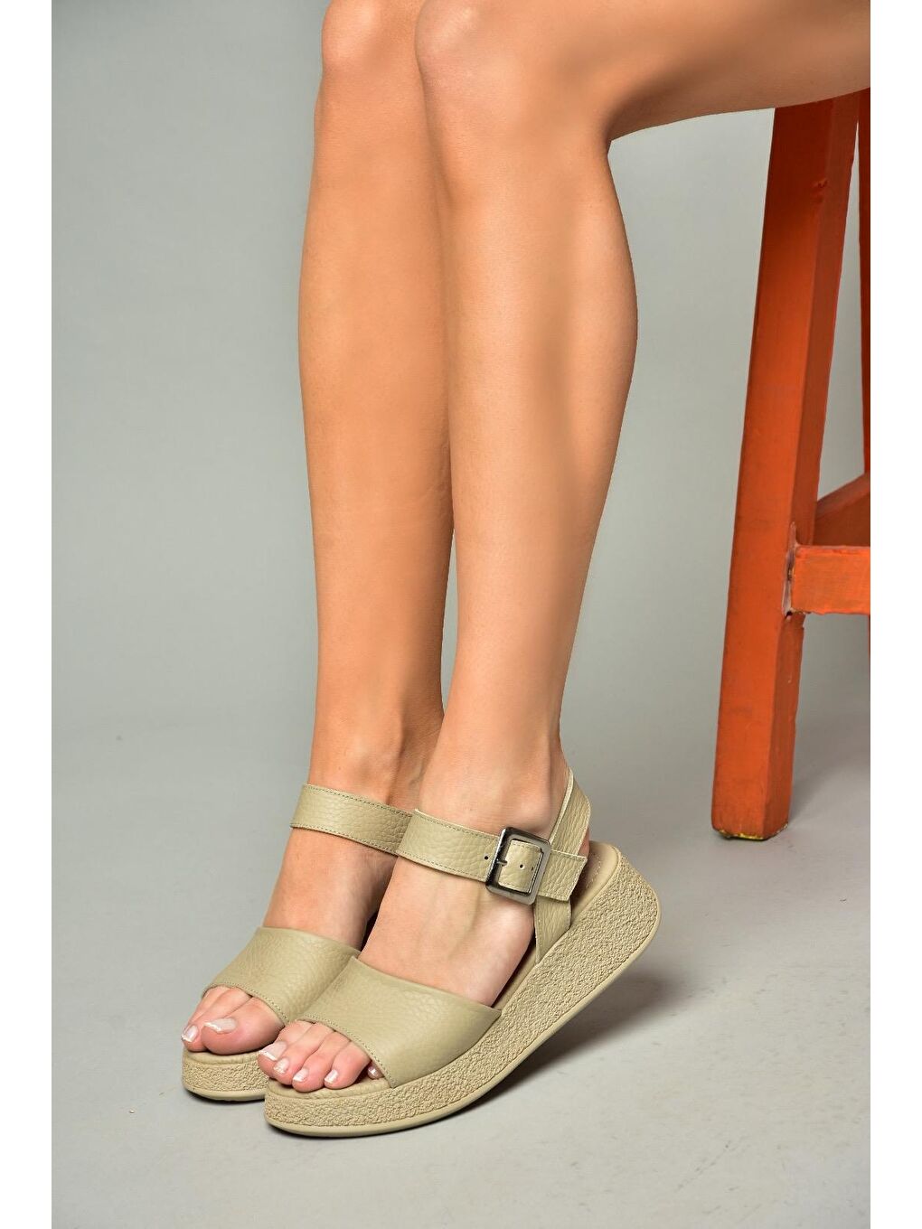 P5550502 Bej Kadın Sandalet-1