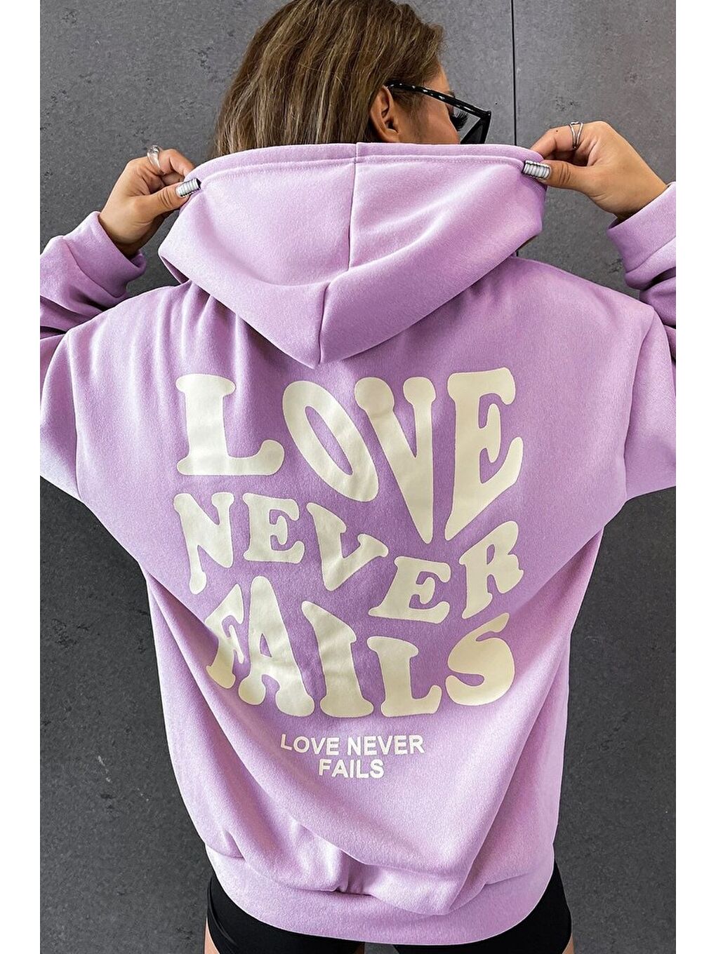 uyguntarz Lila Unisex Love Never Fails Sırt Baskılı Sweatshirt