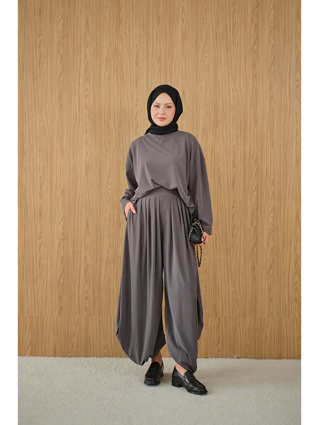 Kadın Dik Yaka Parça Detay Pantolonu Pile Detay Takım Gri