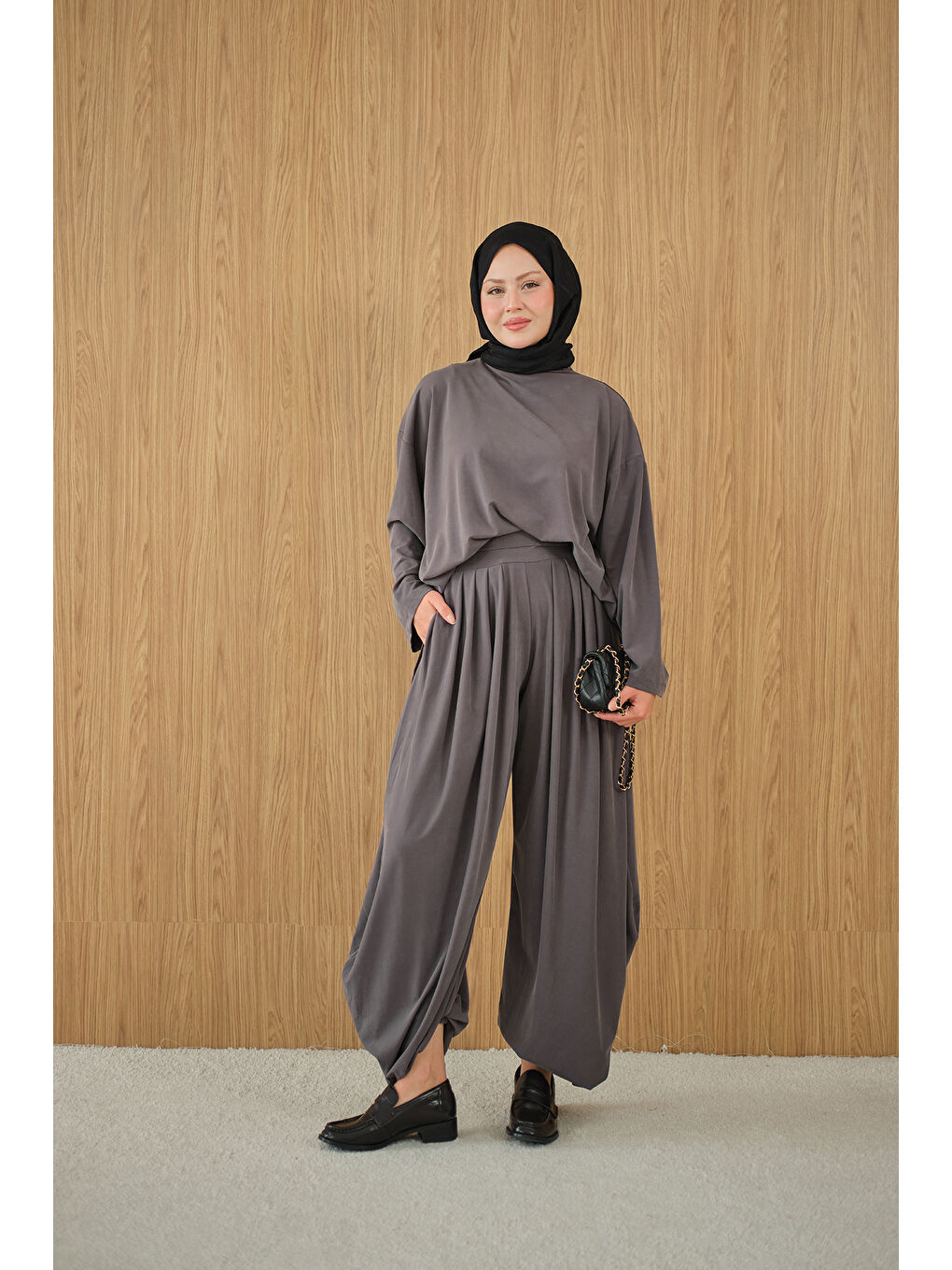 Kadın Dik Yaka Parça Detay Pantolonu Pile Detay Takım Gri-2