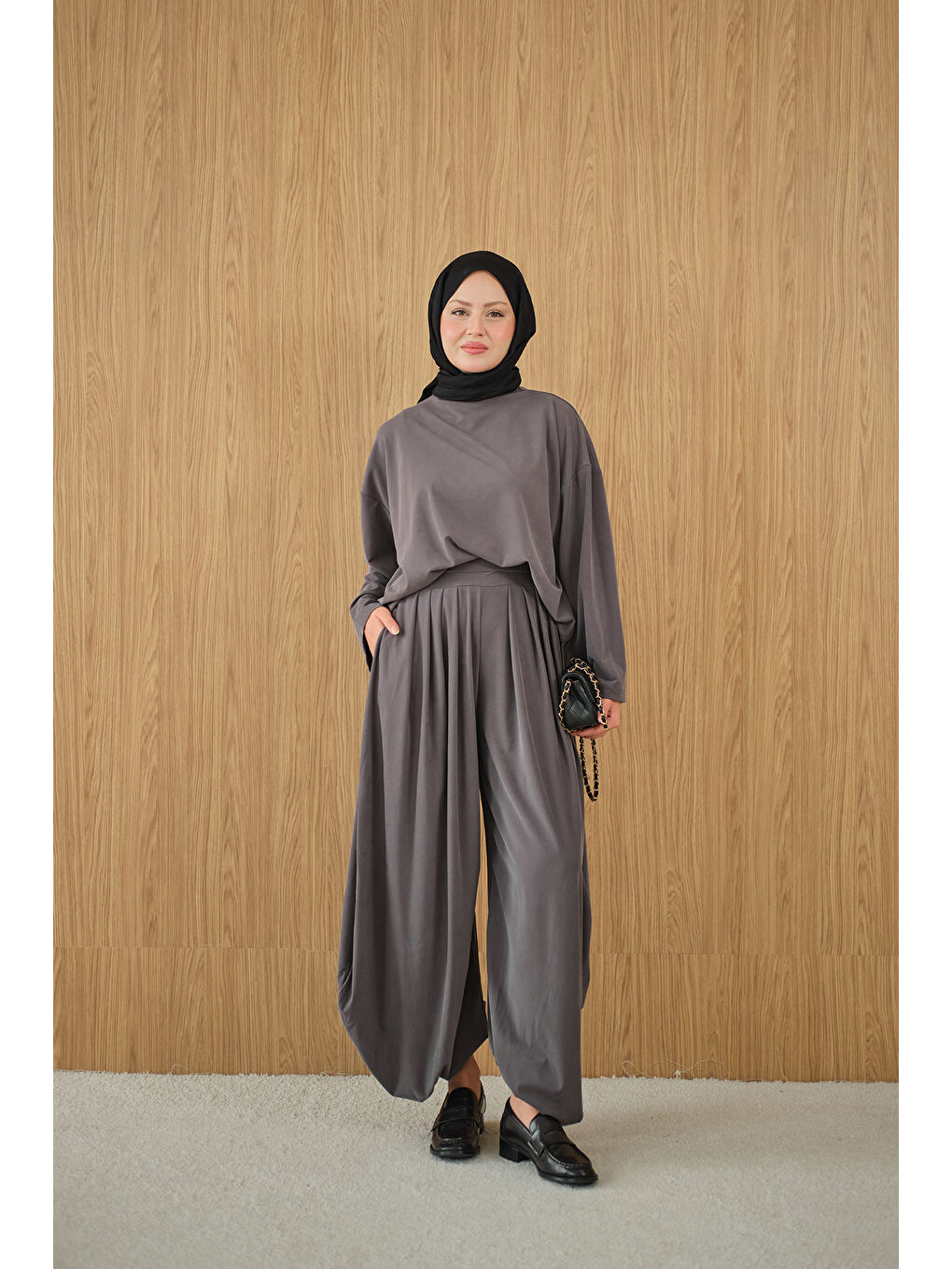 Kadın Dik Yaka Parça Detay Pantolonu Pile Detay Takım Gri-3