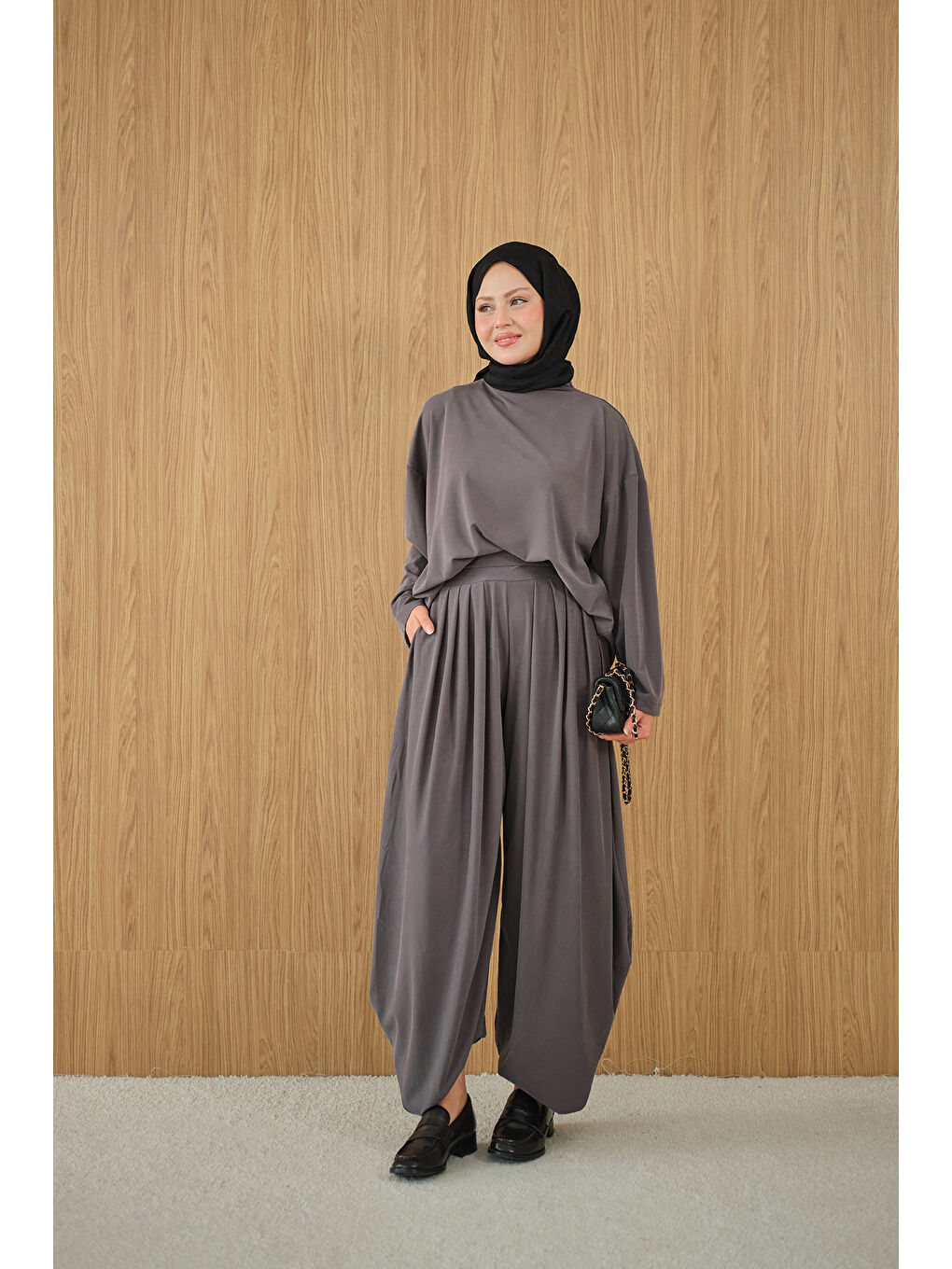 Kadın Dik Yaka Parça Detay Pantolonu Pile Detay Takım Gri-4