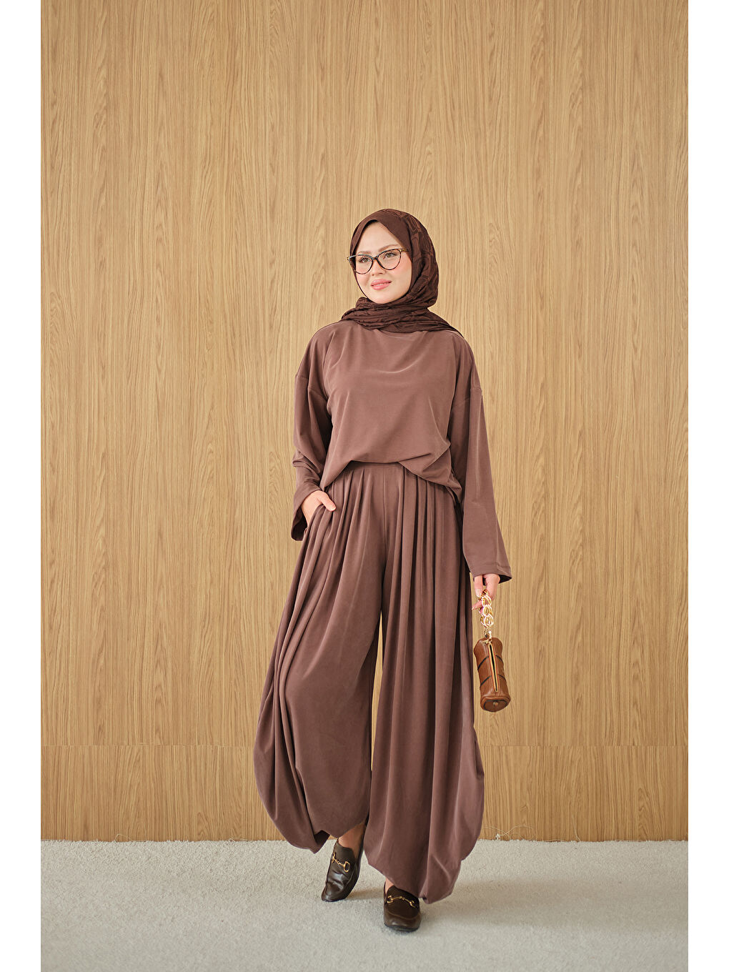 Kadın Dik Yaka Parça Detay Pantolonu Pile Detay Takım Kahverengi