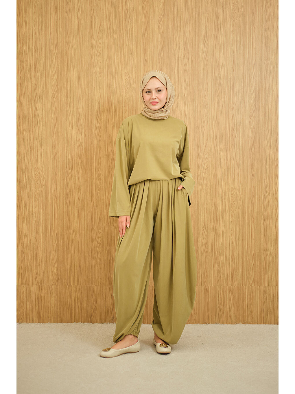 Kadın Dik Yaka Parça Detay Pantolonu Pile Detay Takım Yağ Yeşil
