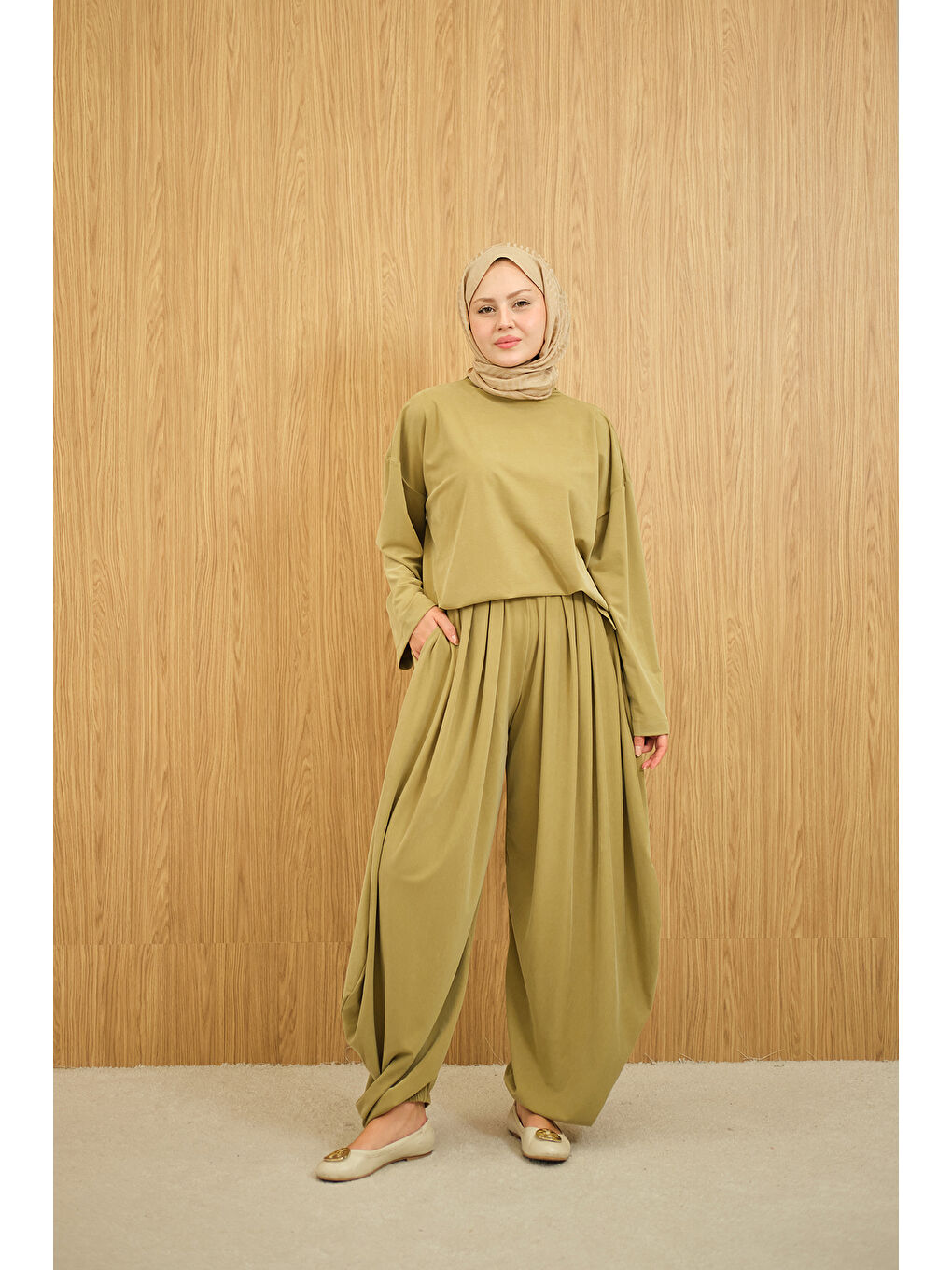 Kadın Dik Yaka Parça Detay Pantolonu Pile Detay Takım Yağ Yeşil-1