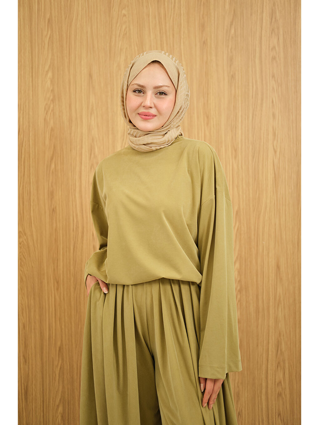 Kadın Dik Yaka Parça Detay Pantolonu Pile Detay Takım Yağ Yeşil-2