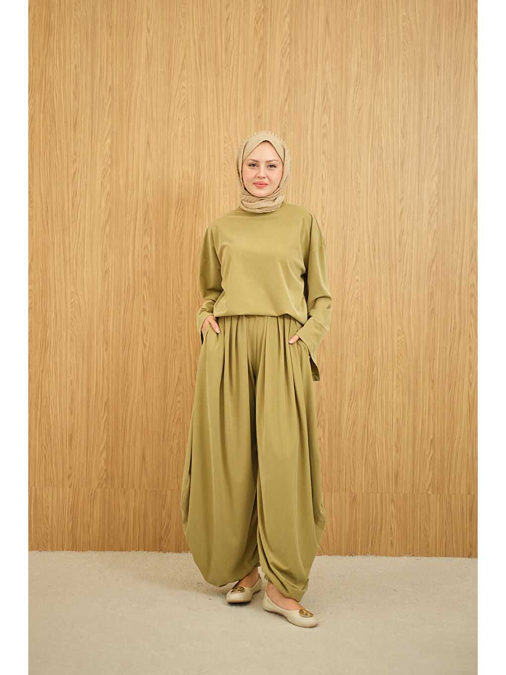 Kadın Dik Yaka Parça Detay Pantolonu Pile Detay Takım Yağ Yeşil-3