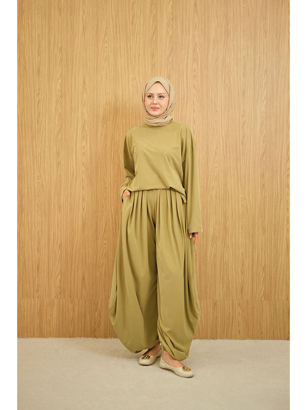 Kadın Dik Yaka Parça Detay Pantolonu Pile Detay Takım Yağ Yeşil-4