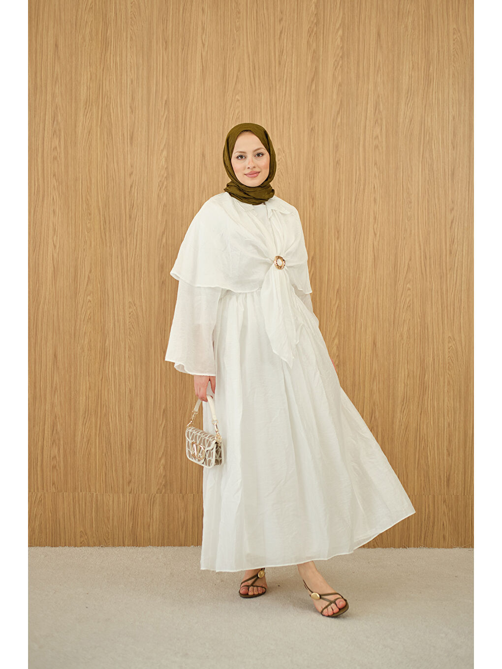 Kadın Üç Parçalı Tül Kumaş Gold Broş Detay Takım Beyaz