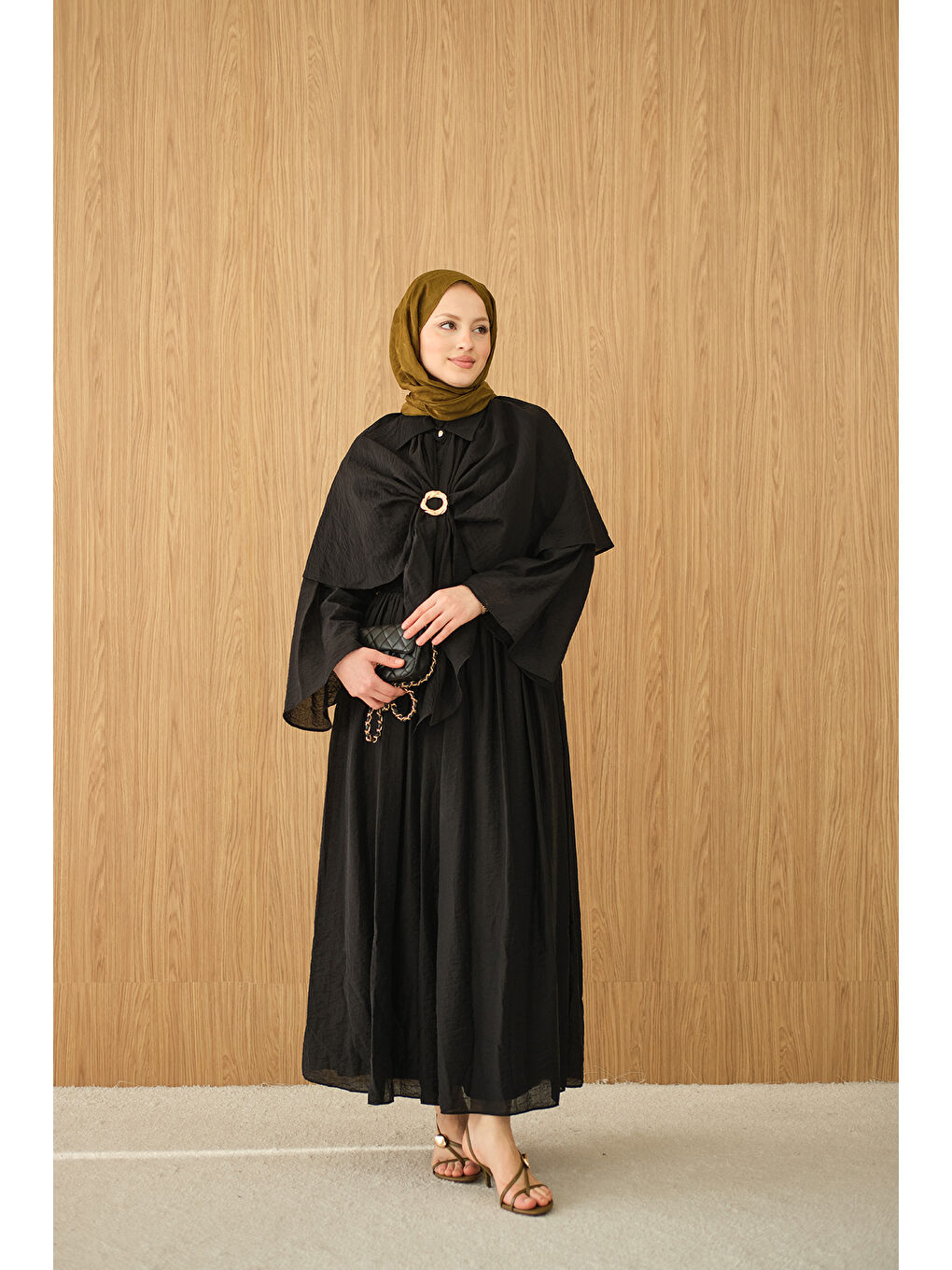 Kadın Üç Parçalı Tül Kumaş Gold Broş Detay Takım Siyah-2