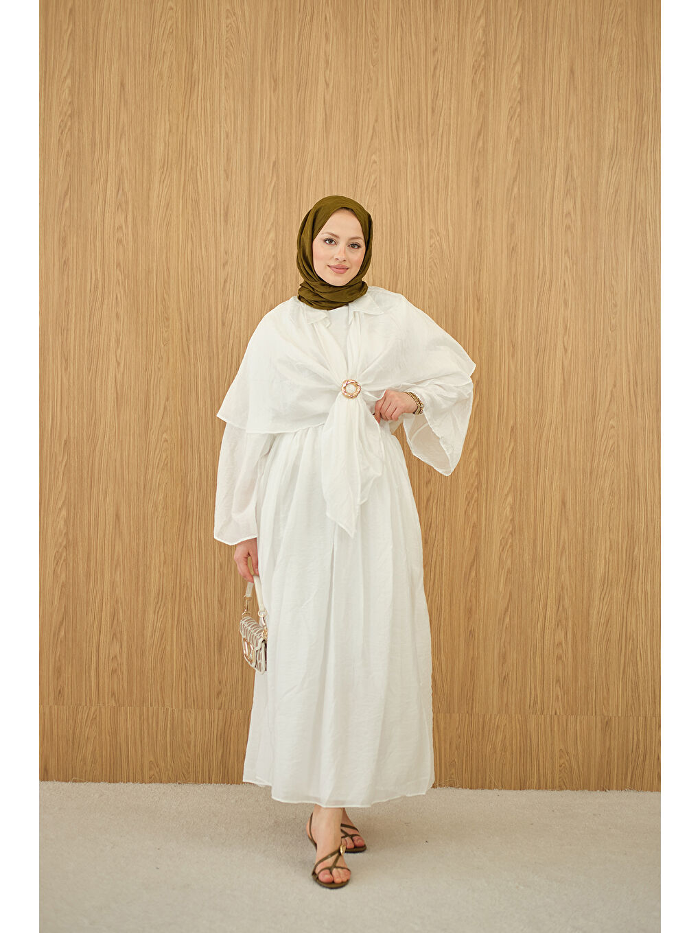 Kadın Üç Parçalı Tül Kumaş Gold Broş Detay Takım Beyaz-1