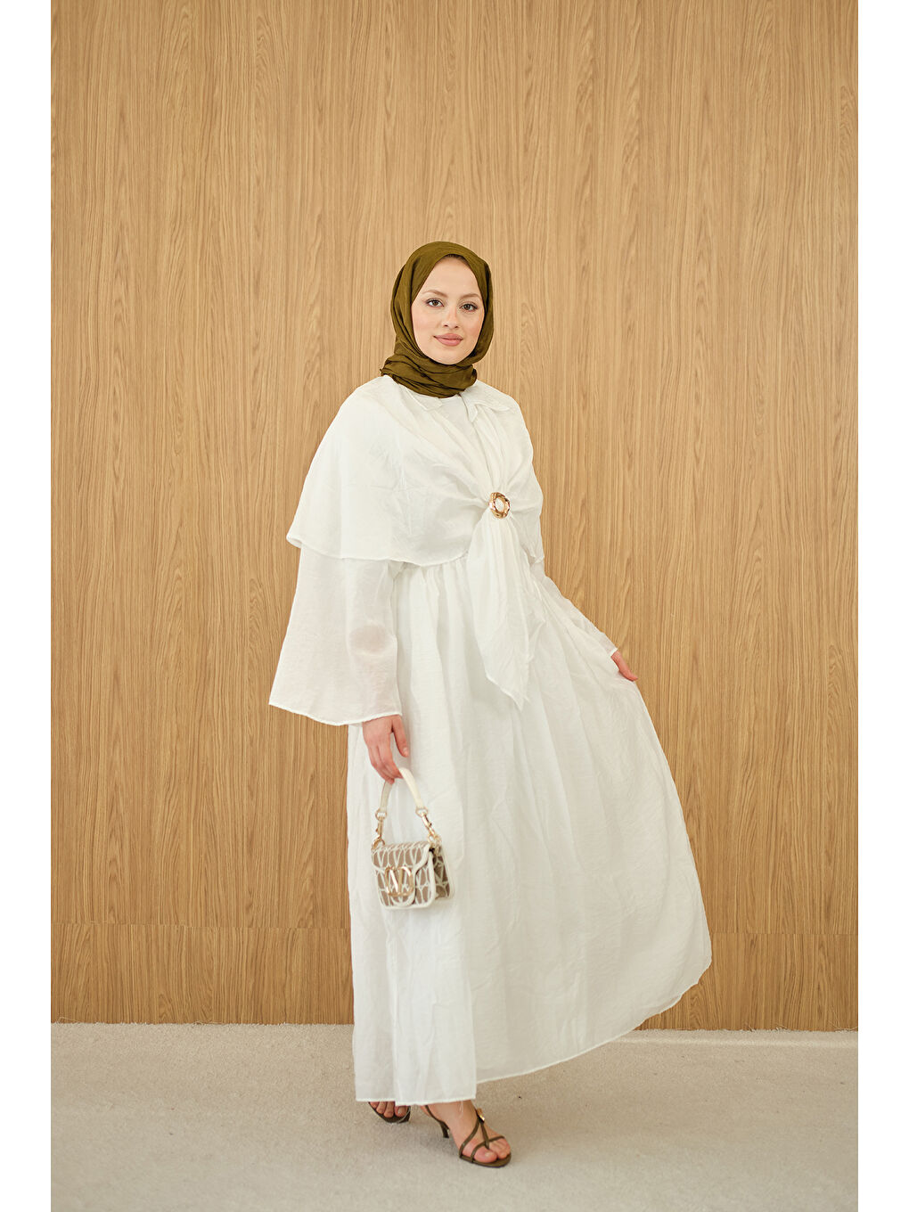 Kadın Üç Parçalı Tül Kumaş Gold Broş Detay Takım Beyaz-3