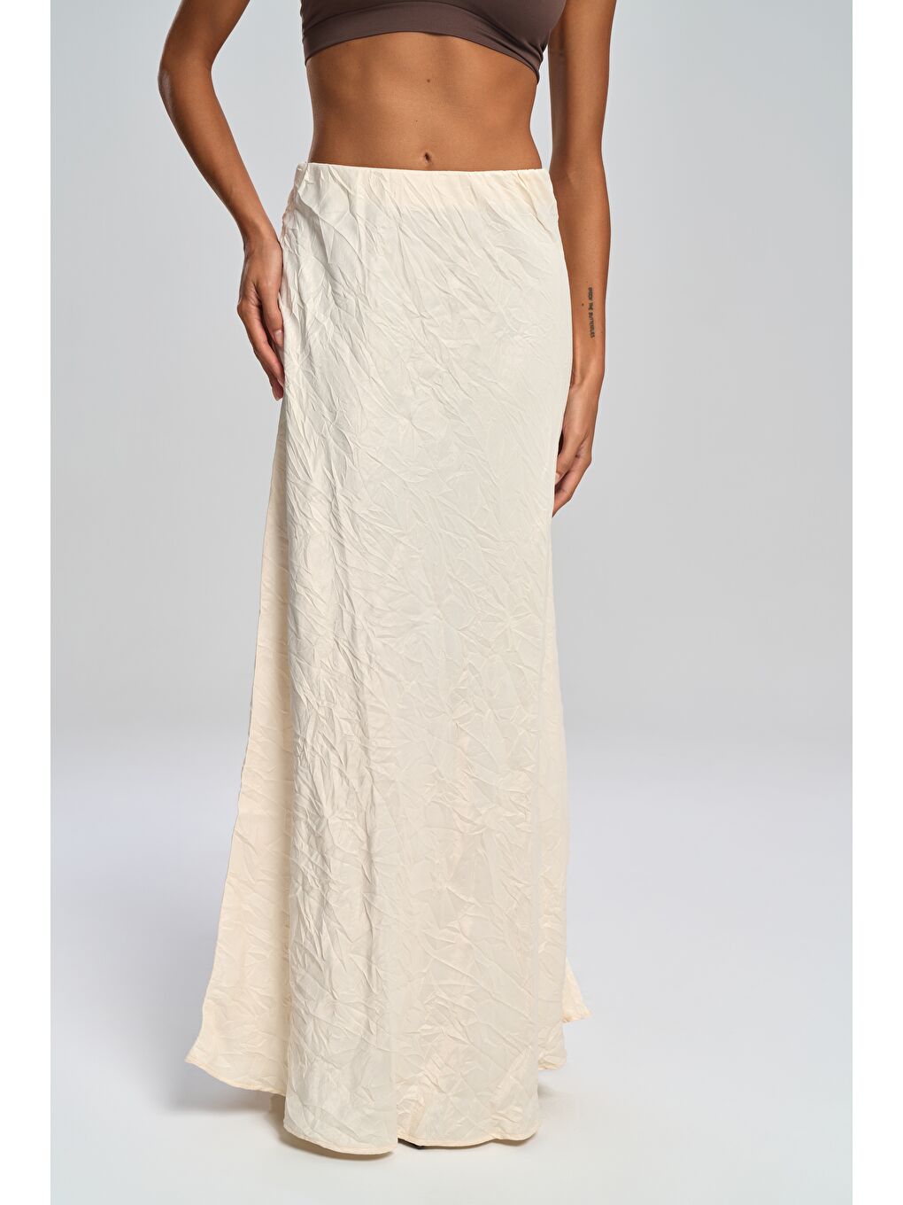 Eubah Kırışık Uzun Ekru Saten Etek-1