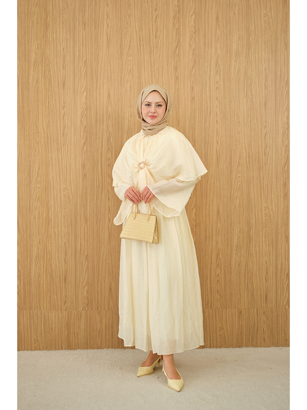 Kadın Üç Parçalı Tül Kumaş Gold Broş Detay Takım Sarı-1