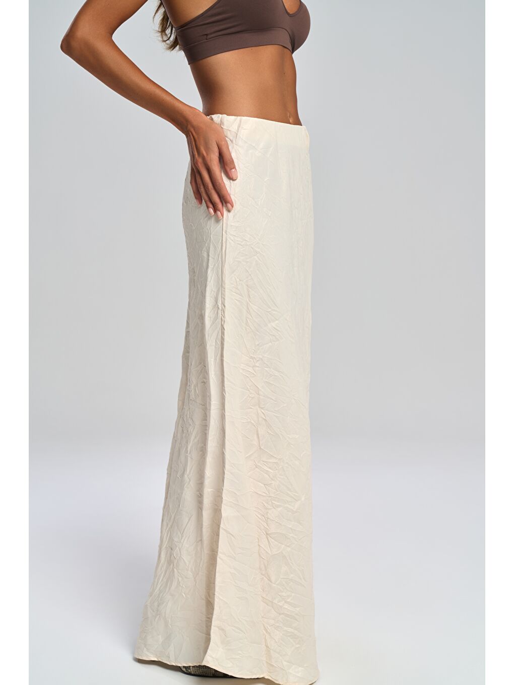Eubah Kırışık Uzun Ekru Saten Etek-2