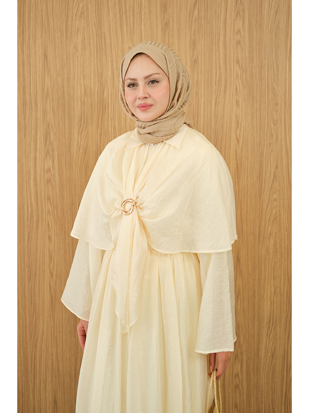 Kadın Üç Parçalı Tül Kumaş Gold Broş Detay Takım Sarı-2