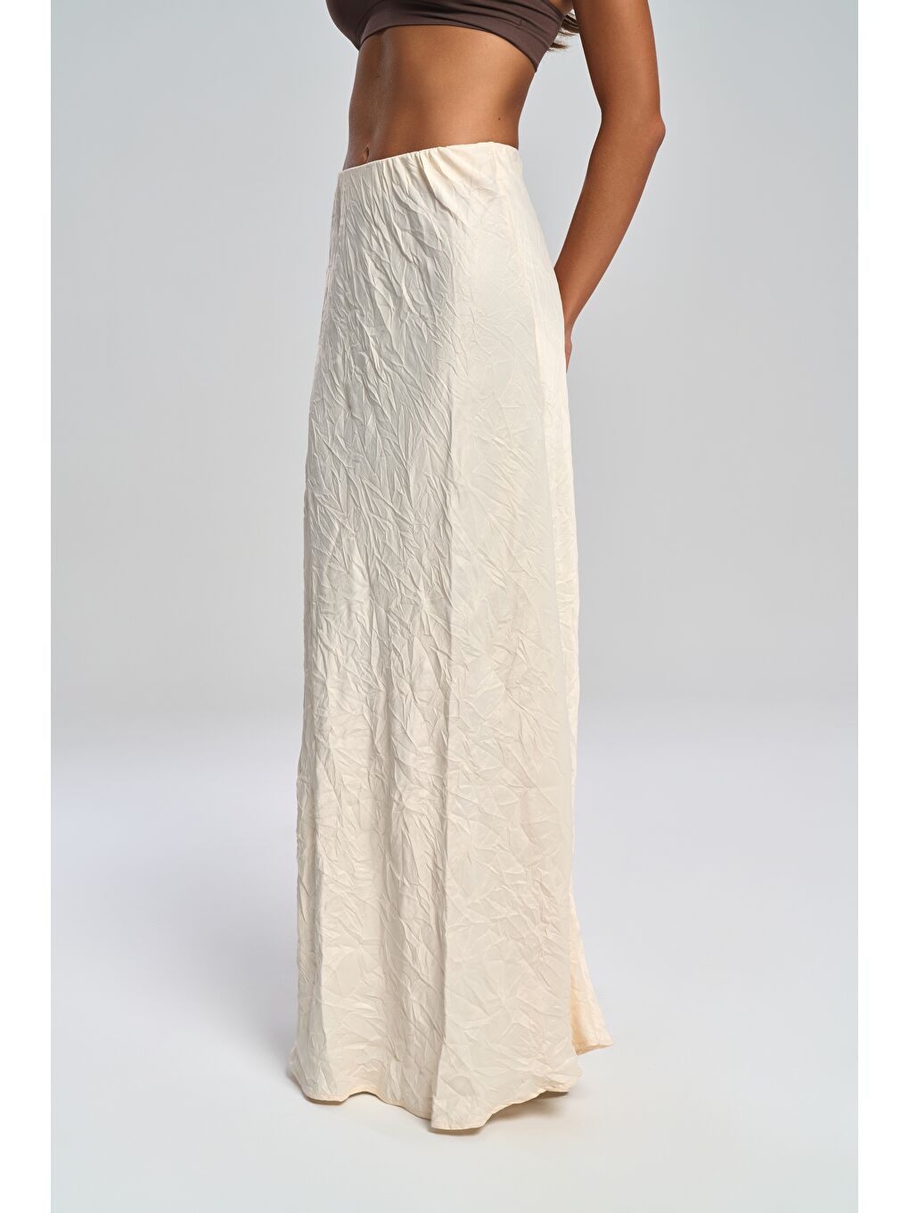Eubah Kırışık Uzun Ekru Saten Etek-3