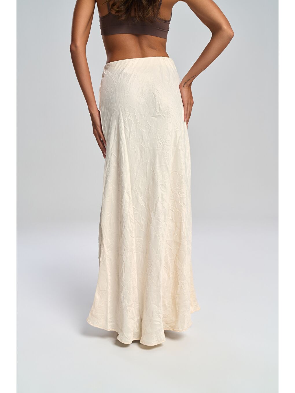Eubah Kırışık Uzun Ekru Saten Etek-7