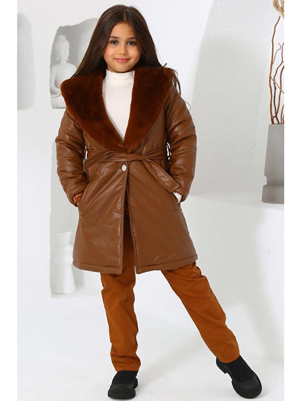 Kız Çocuk Yakası Kürk ve Taş Düğme Detaylı Kahverengi Deri Alt Üst Takım