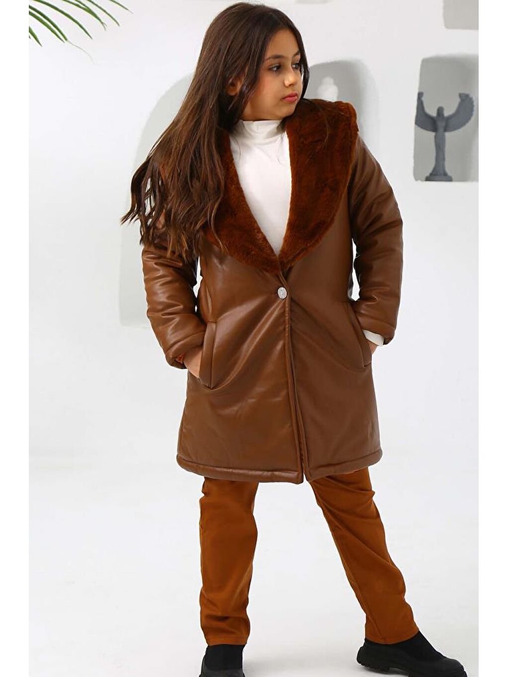 Kız Çocuk Yakası Kürk ve Taş Düğme Detaylı Kahverengi Deri Alt Üst Takım-3