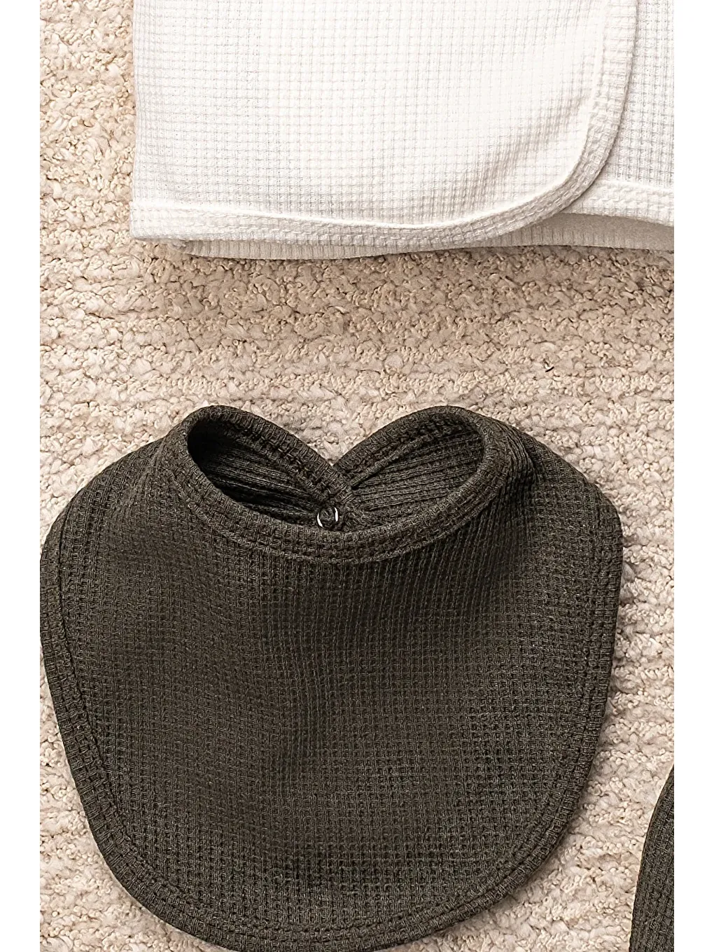 Haki Waffle Kumaş Organik Pamuk Ayıcık Kulaklı Şapkalı Kutulu 5’li Hastane Çıkış Seti-4