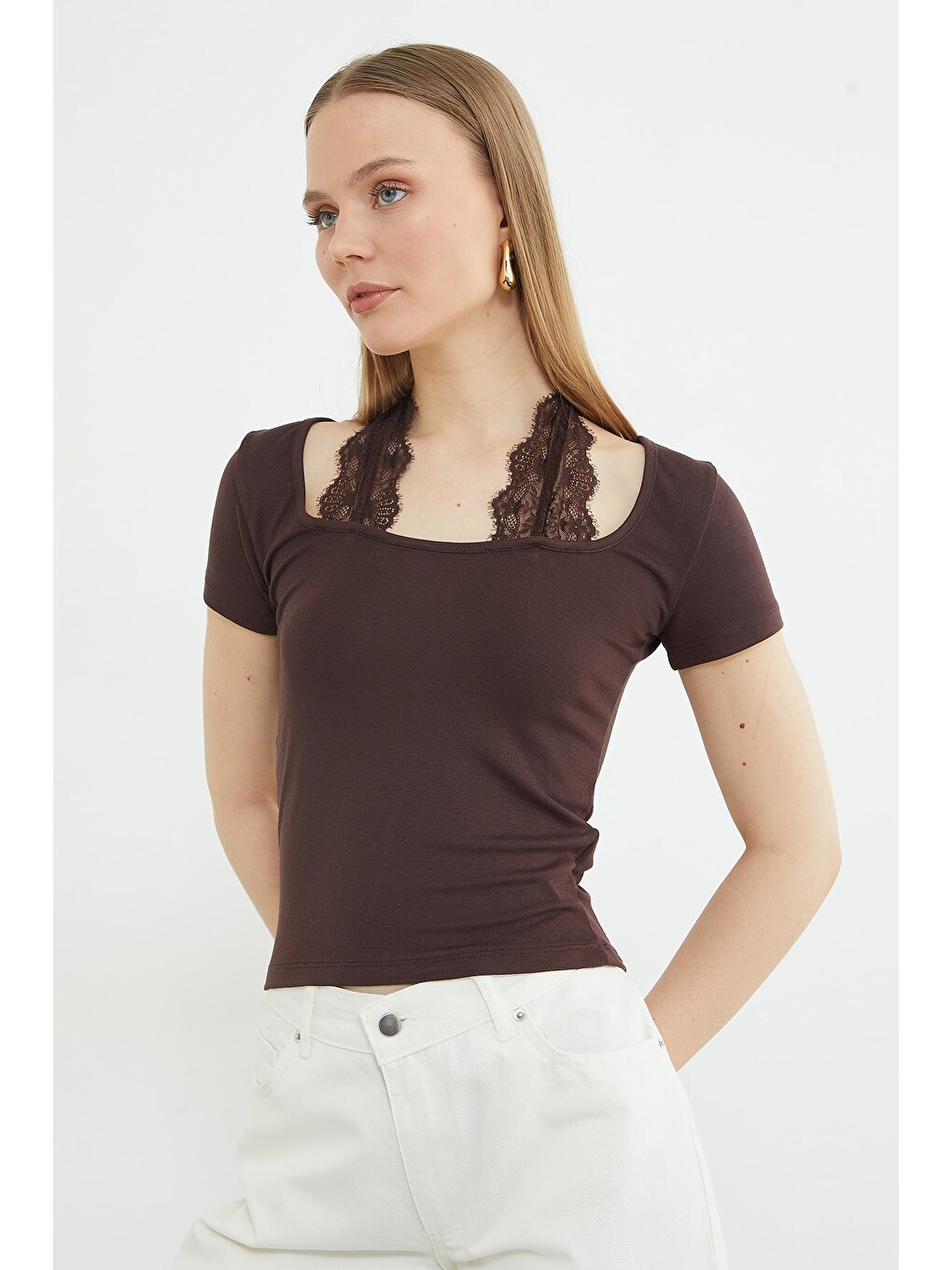 Kahverengi Dantel Boyundan Bağlama Detaylı Slim Fit Bluz-3