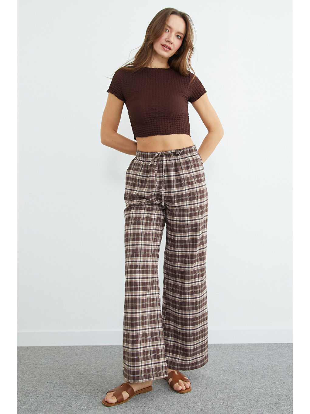 Kahverengi Beli Lastikli Ekose Desenli Pantolon