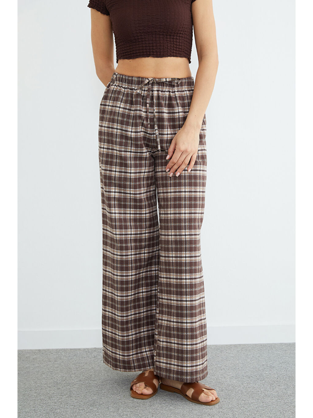 Kahverengi Beli Lastikli Ekose Desenli Pantolon-1