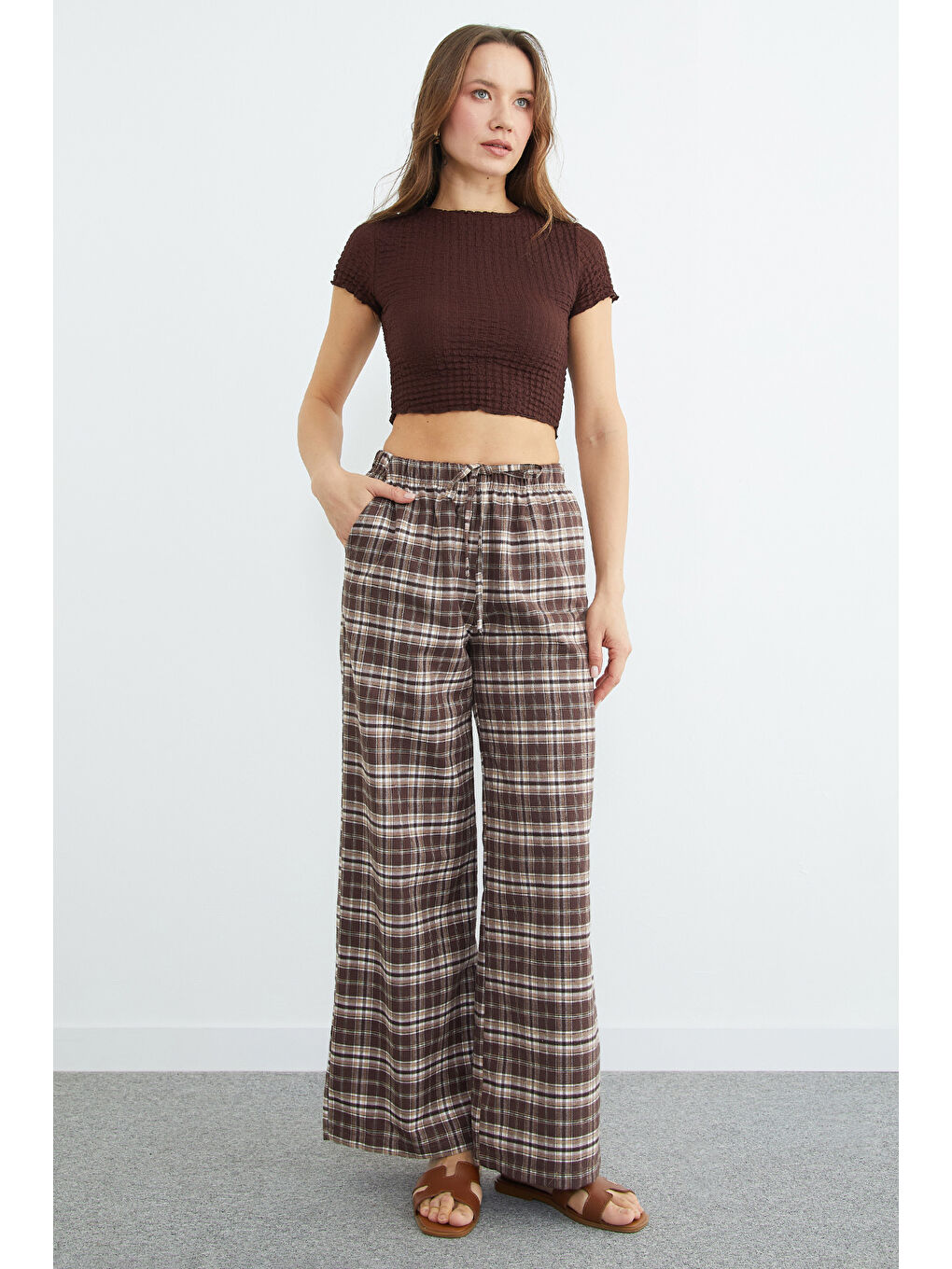 Kahverengi Beli Lastikli Ekose Desenli Pantolon-2