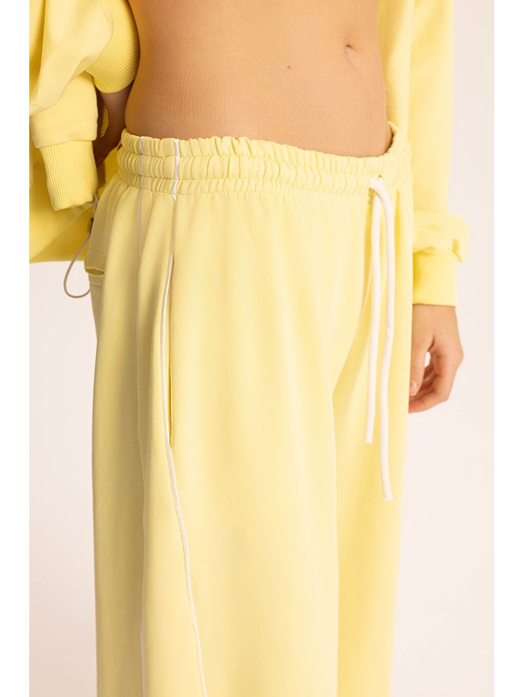 Tyon Şerit Detay Sarı Kapüşonlu Crop Eşofman Takım-6