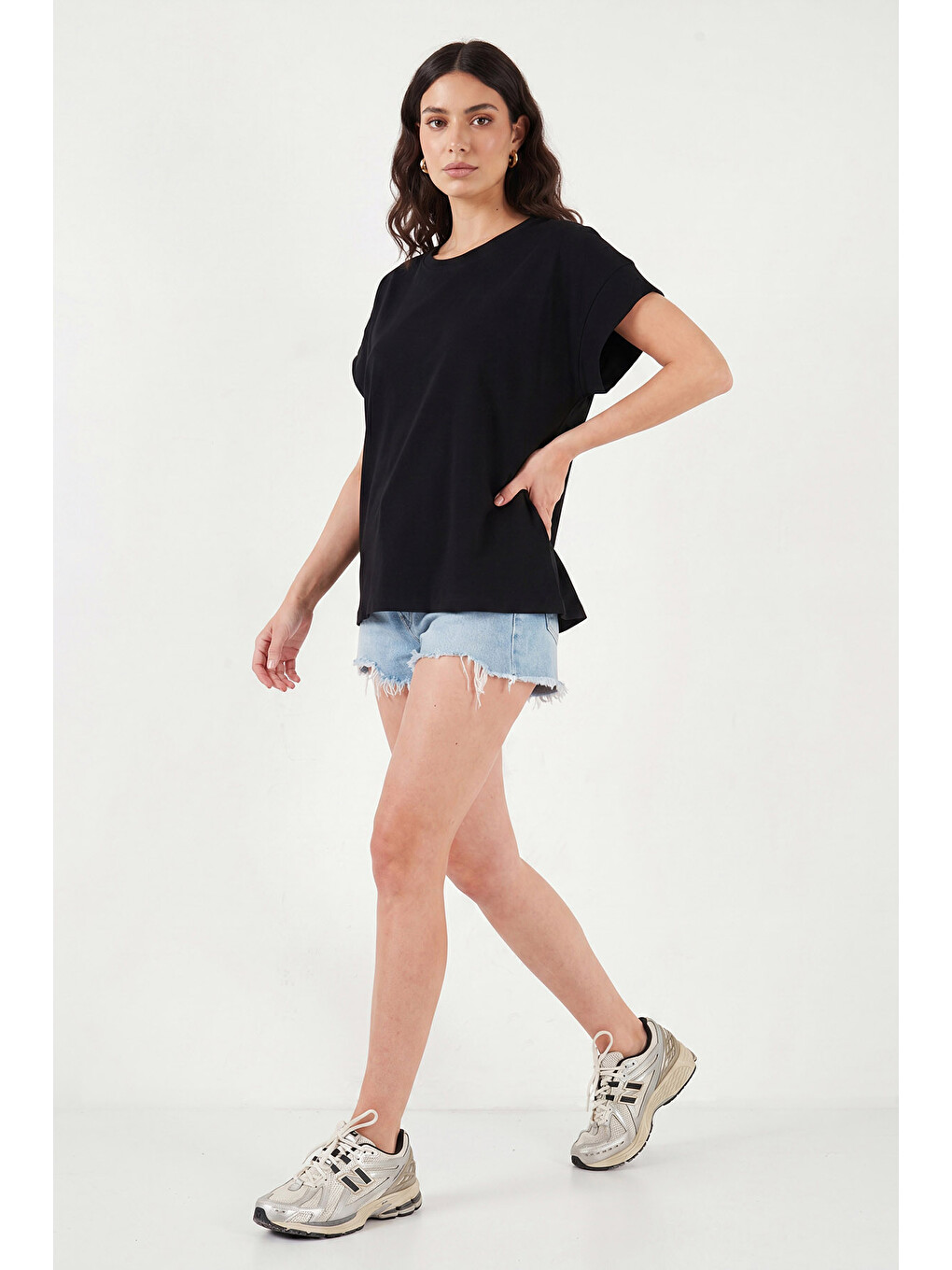 Siyah Pamuklu Rahat Kalıp Bisiklet Yaka Kadın T Shirt 5866955-1