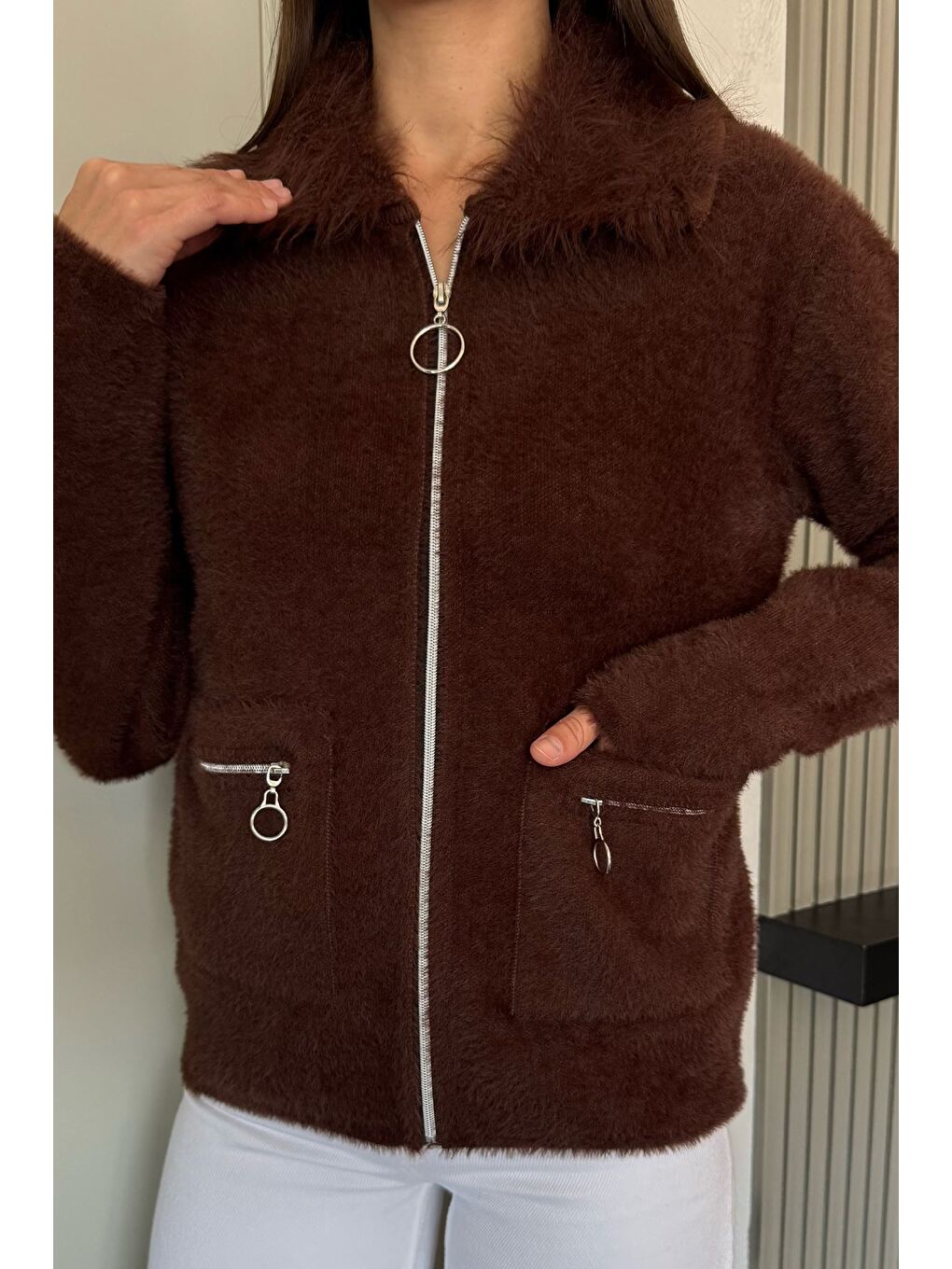 Kahverengi Kadın Pelüş Yaka Çift Cepli Yumoş Triko Ceket-1