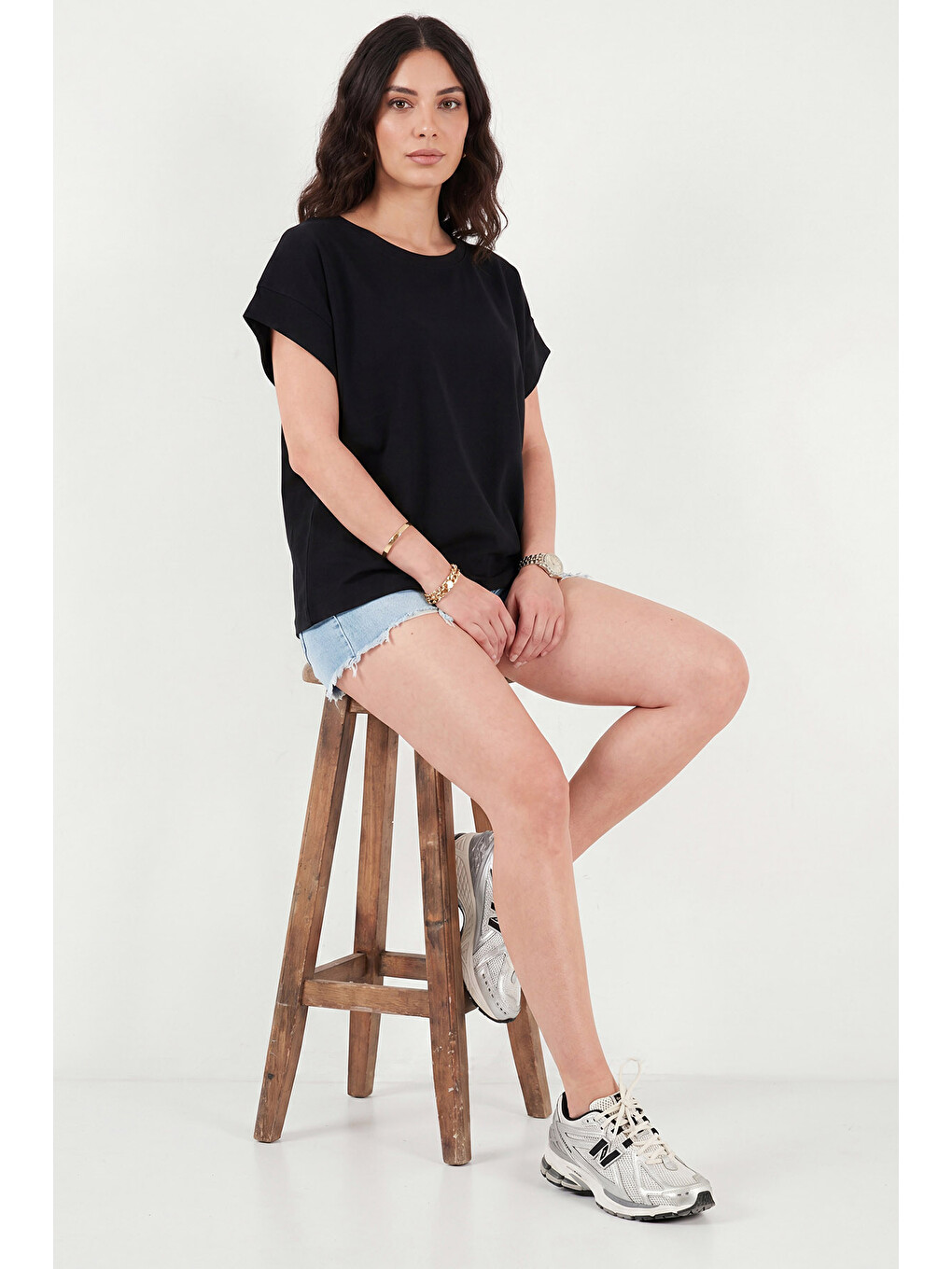 Siyah Pamuklu Rahat Kalıp Bisiklet Yaka Kadın T Shirt 5866955-3